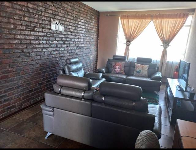 2 BEDROOM APARTMENT FOR SALE IN GERMISTON SOUTH